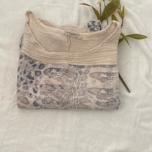 Lungo L’arno Made in Italy  Women's Blue and White Animal Print Top. - Picture 4 of 5